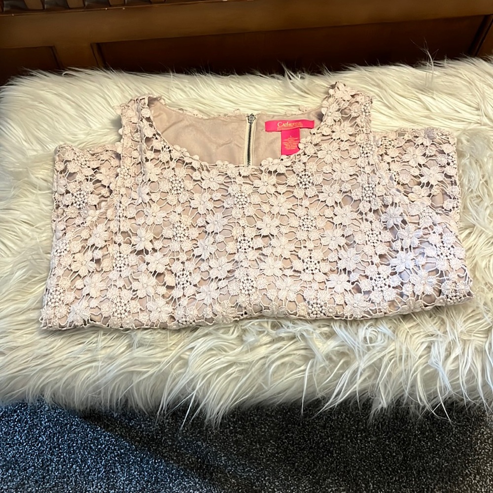 Sleeveless lace summer blouse